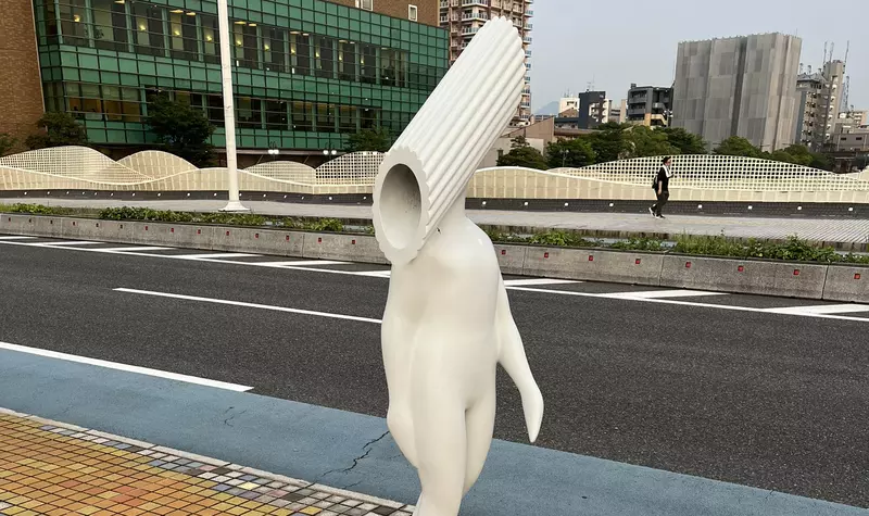 《笔管面妖怪》日本街头出现神秘雕塑你看得出艺术家想要表达什么吗？ | 宅宅新闻