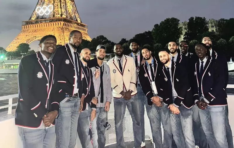 「オリンピック男子バスケットボール米国代表」写真ポーズを見て日本のネットユーザーが衝撃 有吉弘行の得意のオバサンポーズは海外でも人気？ | ザイザイニュース