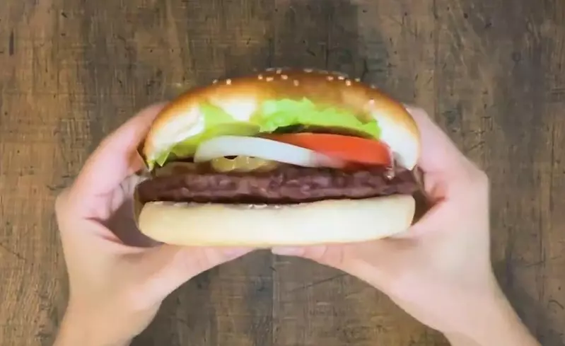 「バーガーキングが推奨するワッパーの食べ方」 このようなハンバーガーを、包装紙を半分に剥がして、手を汚すことを気にせずに食べることが本当に誰にでも可能でしょうか？ | ザイザイニュース