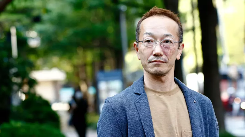 ドキュメンタリー作家の高野秀行さんは、余命半年の父の宣告を聞き、父を元気づけるため本の執筆を手伝うことを決意した。