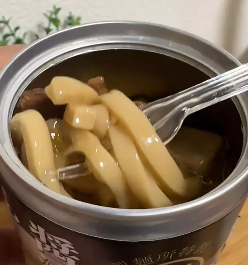 「世界初の缶入りラーメン」はこんにゃく麺ではなく、自販機ファンもバカバカしいと語る | ホームニュース