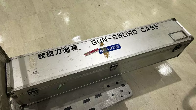 「飛行機に乗るためにナイフを取ります」日本航空会社はこの特別な箱を準備しますが、手荷物をチェックするときは恥ずべきことです。