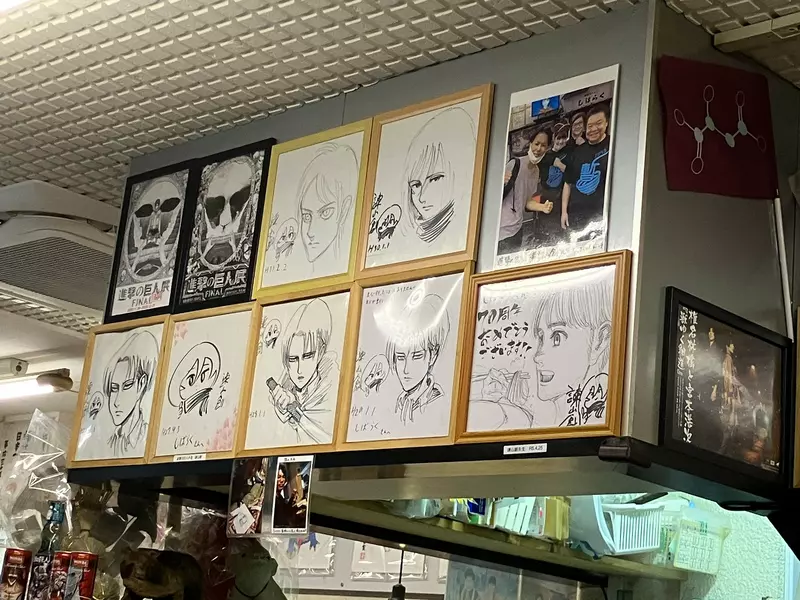 『進撃の巨人』諫山創のサインボードがいっぱいのラーメン店。ヌードルを食べに行くたびにサインを求められますか？ |ザイザイニュース